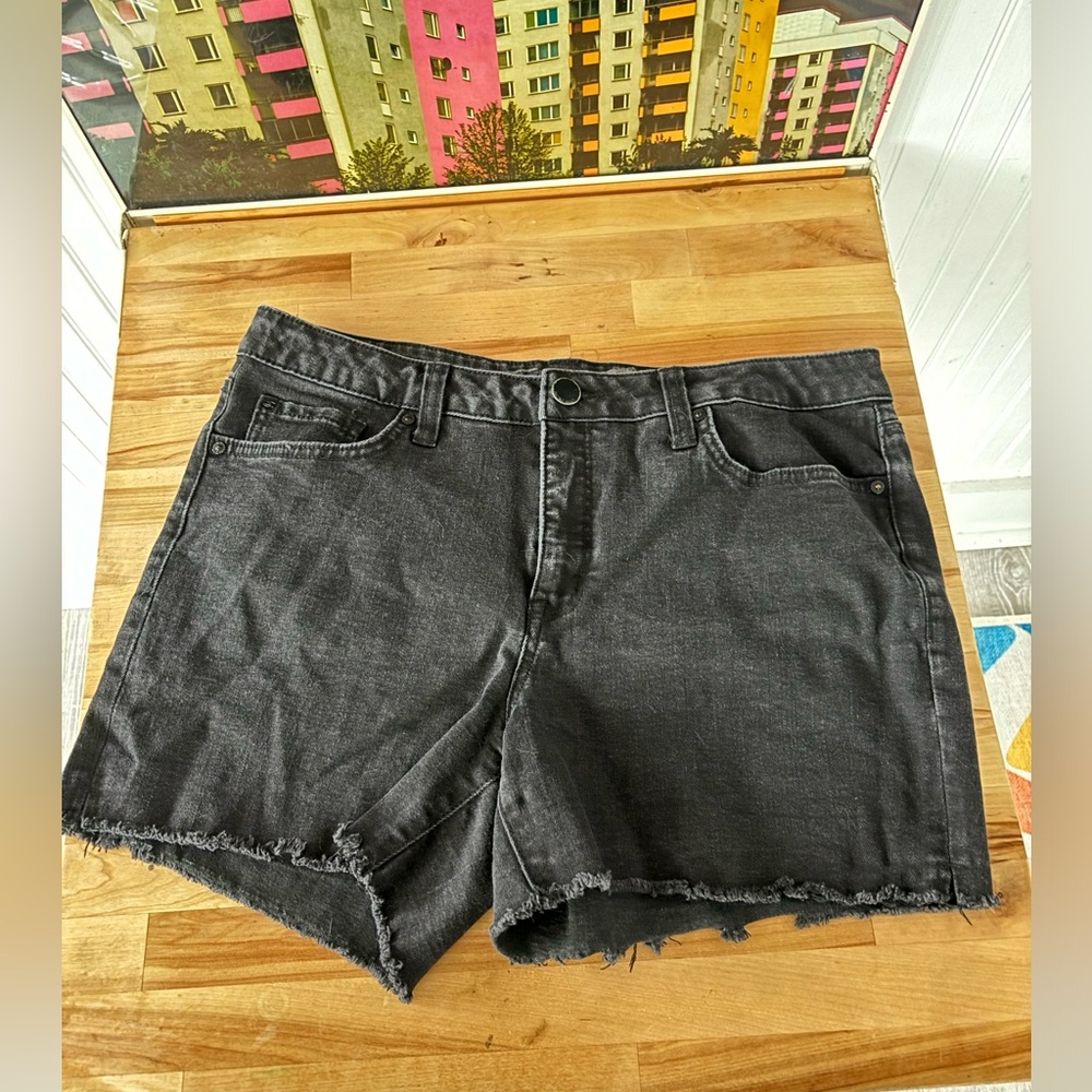 Seven7 black mid rise weekend jean shorts 12